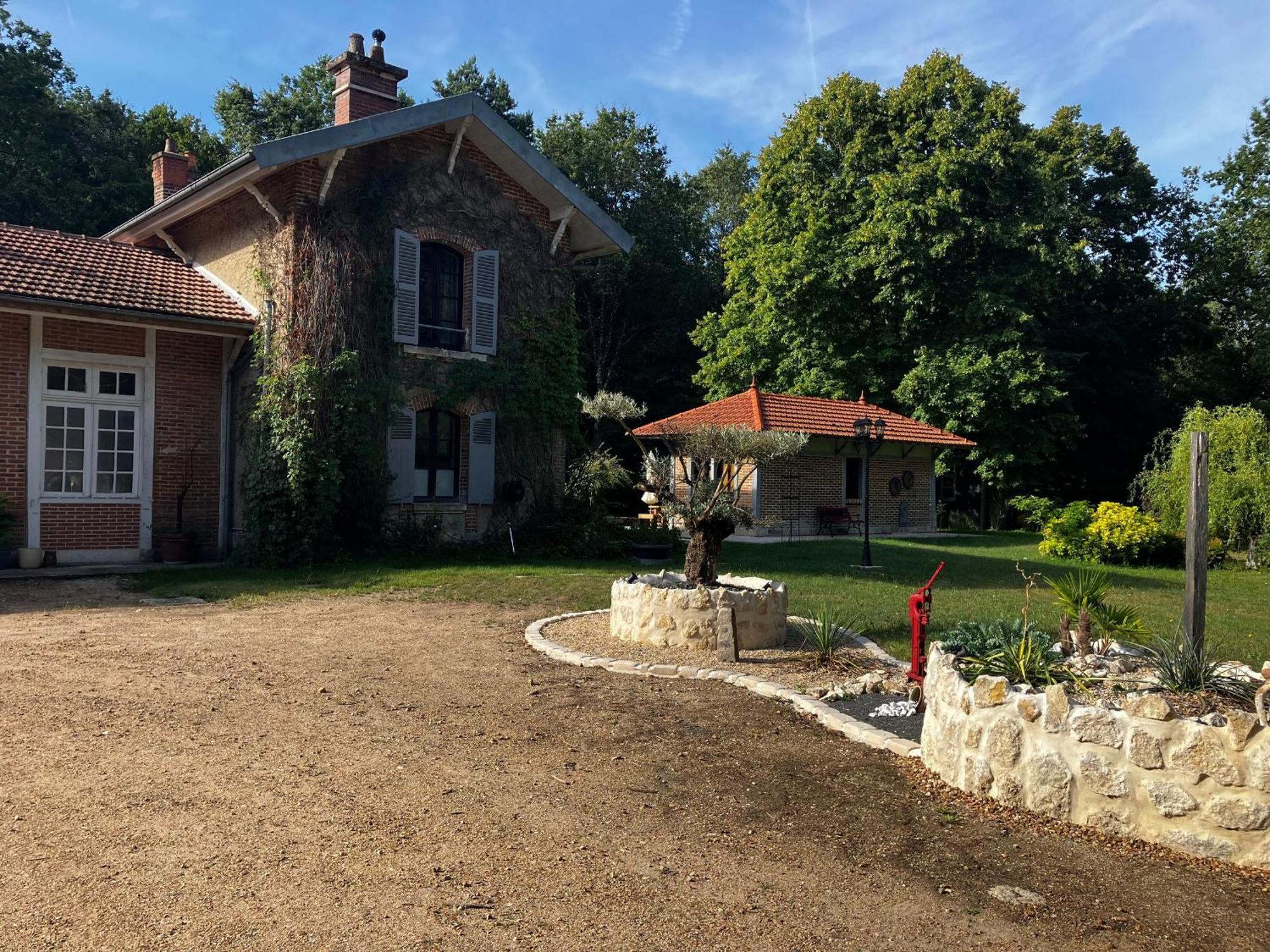 Echappee Enchantee Dans Une Ancienne Gare Au Bord De La Foret D'Orleans - Fr-1-590-268 Bed & Breakfast Combreux Exterior photo